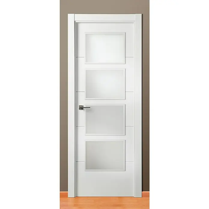 Solid Elements Puerta acristalada Mannheim - 72,5 x 203 cm, Derecha, Blanco - Una puerta blanca moderna con cuatro inserciones rectangulares de vidrio y un tirador de puerta plateado, sobre una pared marrón y suelo de madera.