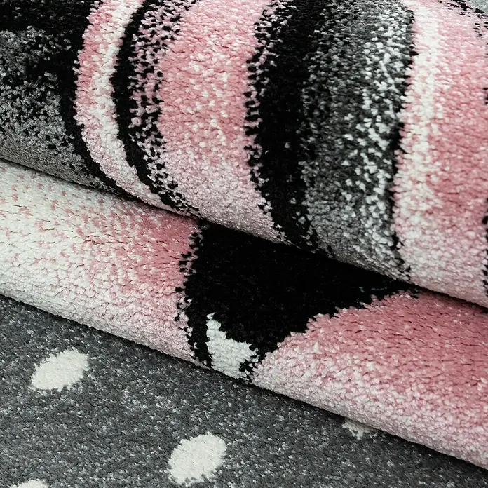 Kinderteppich Kids 0590Pink, 230 x 160 cm, 100% Polypropylen - Nahaufnahme eines weichen Teppichs mit rosa-, schwarz- und graugemustertem Design.