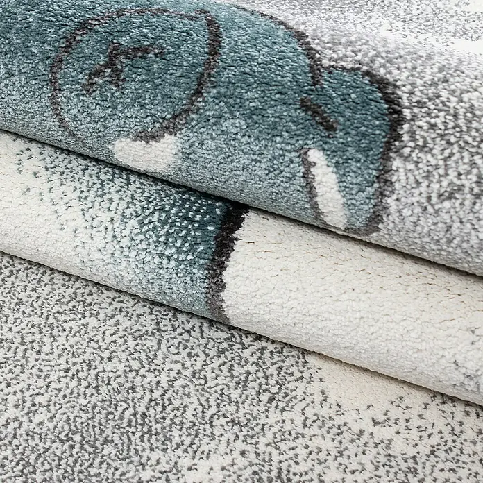 Kinderteppich Kids 0580Blau, 150 x 80 cm, 100 % Polypropylen - Nahaufnahme eines weichen, gemusterten Teppichs mit blauen und weißen Farbtönen, der Textur und Komfort ausstrahlt.