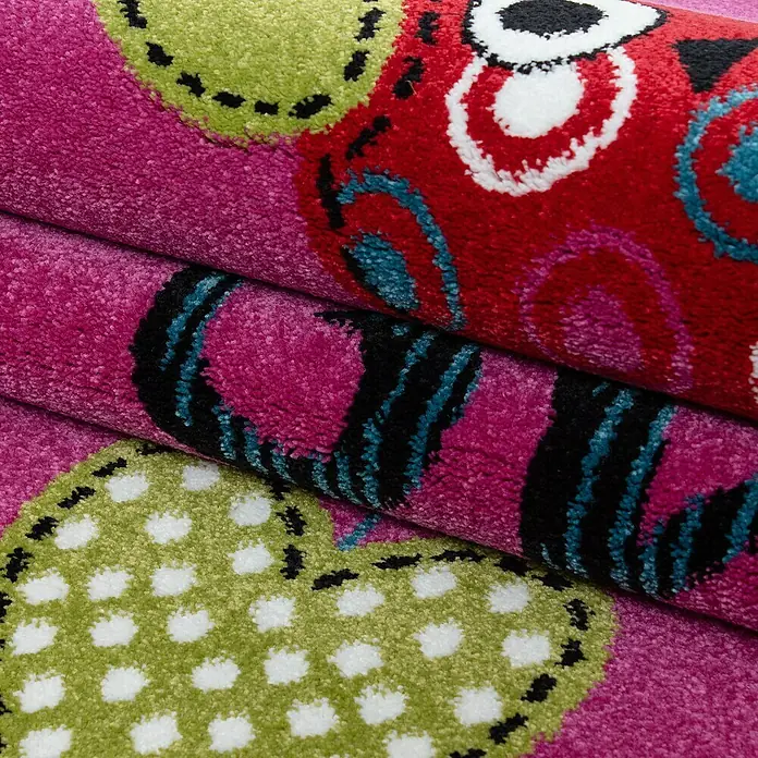 Kinderteppich Kids 0420 - Lila, 230 x 160 cm, 100% Polypropylen - Nahaufnahme eines bunten Teppichs mit Blumenmuster, der eine fröhliche und verspielte Atmosphäre schafft.
