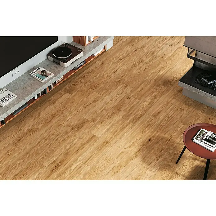Atlas Concorde Solution Living Nature Feinsteinzeugfliese Twist Rovere - 22,5 x 90 cm, Beige, Matt - Helle Holzbodenfliesen im Wohnzimmer verlegt, strahlen Wärme und Natürlichkeit aus. Die Fliesen ergänzen das moderne Interieur.