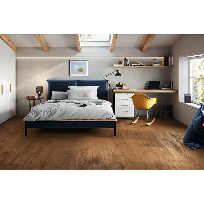 Atlas Concorde Solution Living Nature Feinsteinzeugfliese Twist Amber - 22,5 x 90 cm, Braun, Matt - Schlafzimmer mit Holzboden und Doppelbett mit blauem Kopfteil, Schreibtisch und gelbem Schaukelstuhl für ein harmonisches Ambiente.