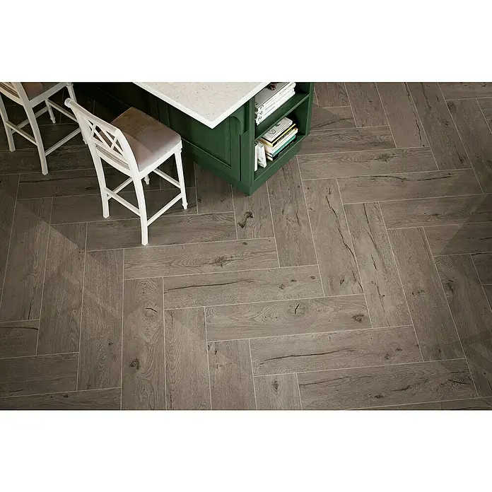 Atlas Concorde Solution Fable Feinsteinzeugfliese Grey - 22,5 x 90 cm, Grau, Matt - Nahaufnahme von Holzdielen mit Fischgrätmuster, die Wärme und Eleganz in den Raum bringen. Ihre natürliche Optik verschönert jeden Boden.