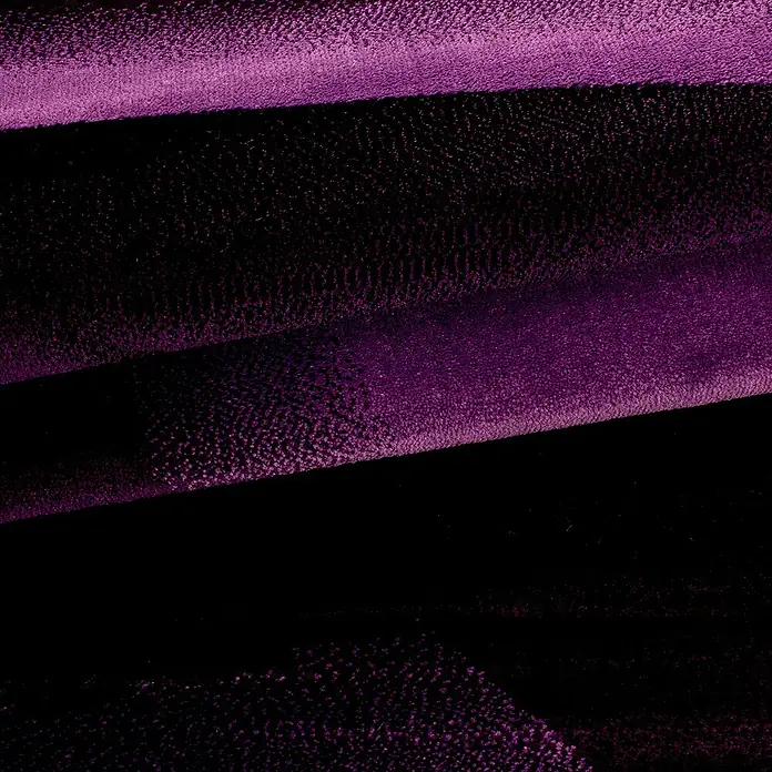 Kurzflorteppich Miami 6590 - Lila, 290 x 200 cm, 100% Polypropylen - Nahaufnahme von violettem Stoff, der in Falten liegt und dessen Textur und Farbe betont. Ideal für Textil- oder Designprojekte.