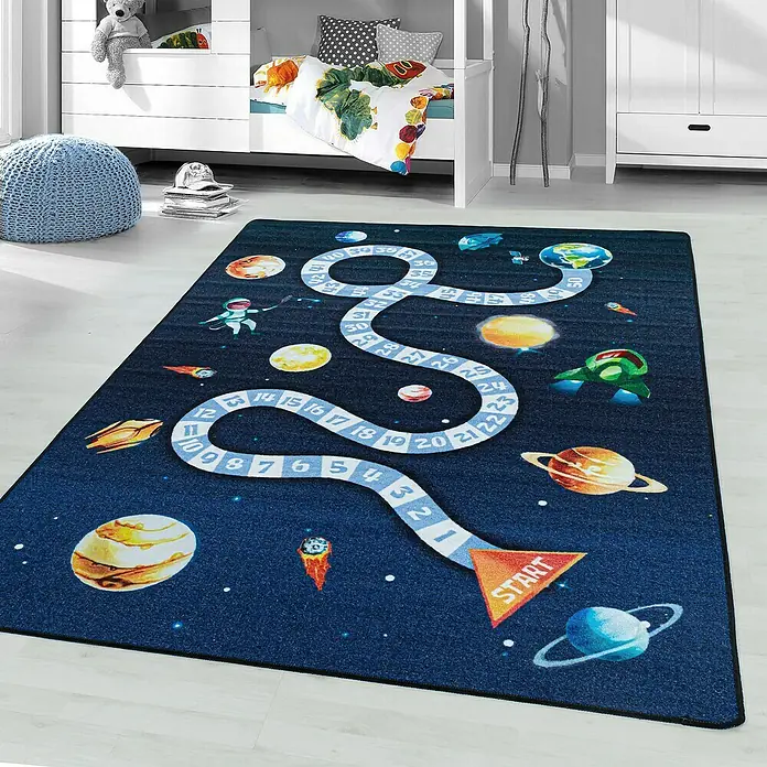 Kinderteppich Play 2910 - Navy, 150 x 100 cm, 100% Polyamide - Ein blauer Kinderteppich mit einem Weltraum-Brettspieldesign, perfekt für fantasievolles Spielen und zur Dekoration des Kinderzimmers.