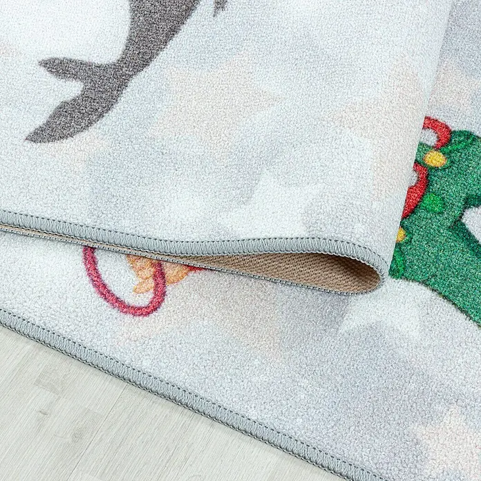 Kinderteppich Play 2909Grau, 150 x 100 cm, 100% Polyamide - Nahaufnahme eines Teppichs mit winterlichem Motiv. Das Design zeigt bunte Figuren auf einem weichen, hellen Untergrund mit dekorativer Bordüre.