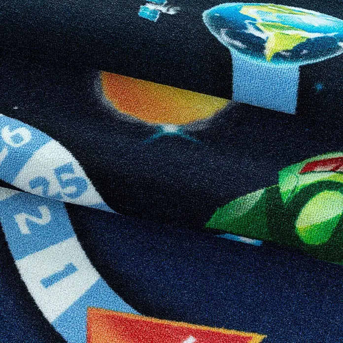 Kinderteppich Play 2910 - Navy, 150 x 100 cm, 100% Polyamide - Nahaufnahme des Kinderteppichs mit Weltraum-Motiv, der eine Weltraumlandschaft mit bunten Illustrationen zeigt.