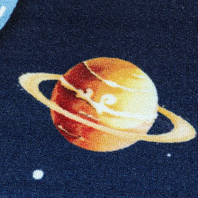 Kinderteppich Play 2910 - Navy, 150 x 100 cm, 100% Polyamide - Nahaufnahme eines Teppichs mit einem orangefarbenen Planeten mit Ringen und weißen Punkten auf dunkelblauem Grund.