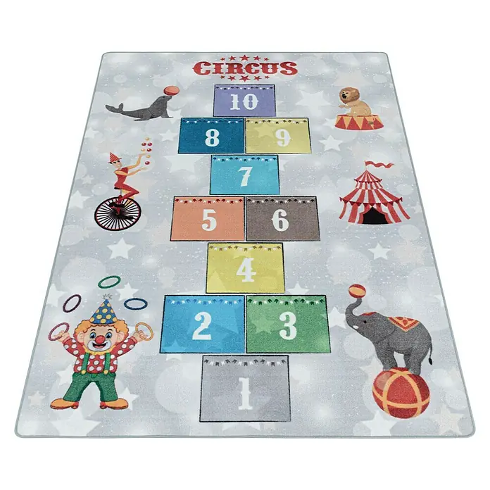 Kinderteppich Play 2909 - Grau, 170 x 120 cm, 100% Polyamide - Ein rechteckiger Spielteppich mit einem Zirkus-Hopscotch-Design mit den Zahlen 1 bis 10 und Zirkusfiguren wie einem Clown und einem Elefanten.