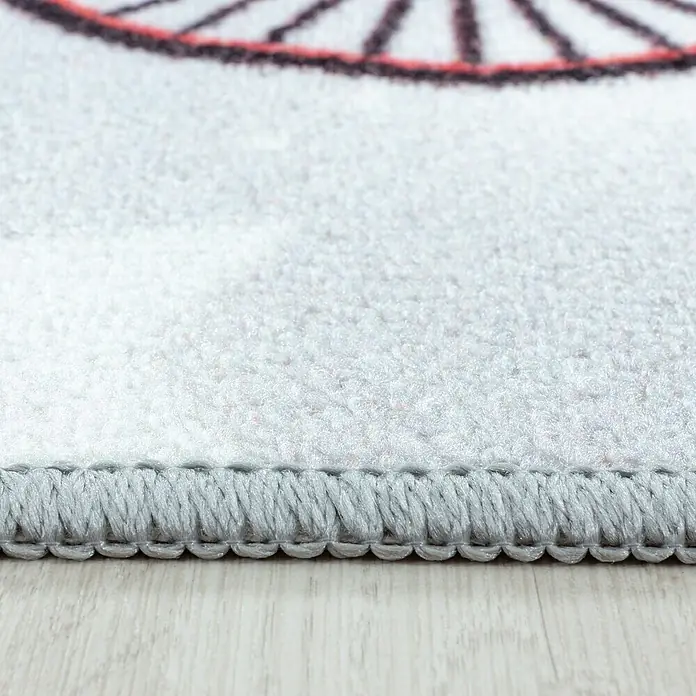 Kinderteppich Play 2909Grau, 150 x 100 cm, 100% Polyamide - Detailaufnahme eines Teppichs mit grauem Rand und Muster. Der Teppich hat eine weiche Textur und ist sauber verarbeitet.