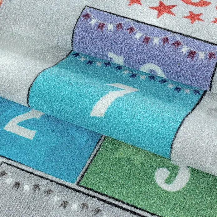 Kinderteppich Play 2909 - Grau, 170 x 120 cm, 100% Polyamide - Detailaufnahme eines bunten Teppichs mit Zahlen, ideal für Kinderzimmer oder Spielbereiche. Das Design fördert spielerisches Lernen.