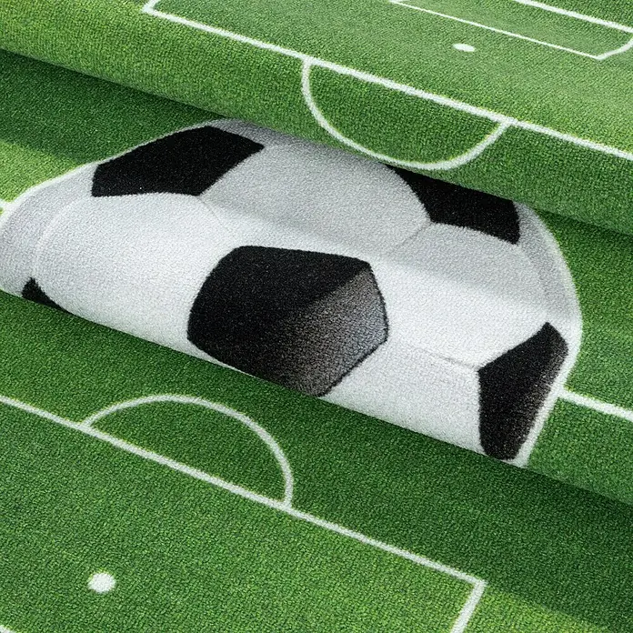 Kinderteppich Play 2911Grün, 150 x 100 cm, 100% Polyamide - Detailaufnahme eines Teppichs mit Fußballfeld- und Ballmotiv, ideal für Kinderzimmer und Sportbegeisterte.