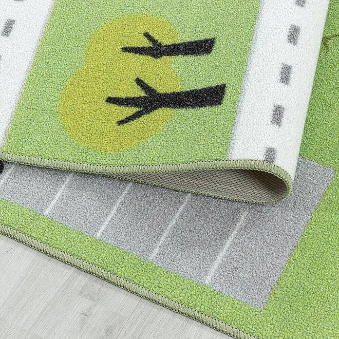 Kinderteppich Play 2902 - Grün, 200 x 140 cm, 100% Polyamide - Ein detailreicher Spielteppich mit Straßen- und Naturmotiven, ideal für Kinderzimmer. Die Farben sind lebendig und das Design einladend.