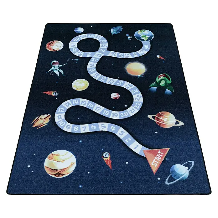 Kinderteppich Play 2910 - Navy, 150 x 100 cm, 100% Polyamide - Nahaufnahme eines Weltraum-Spielteppichs mit Planeten, Astronauten und einer Spielstrecke mit Zahlen von Start bis 50.