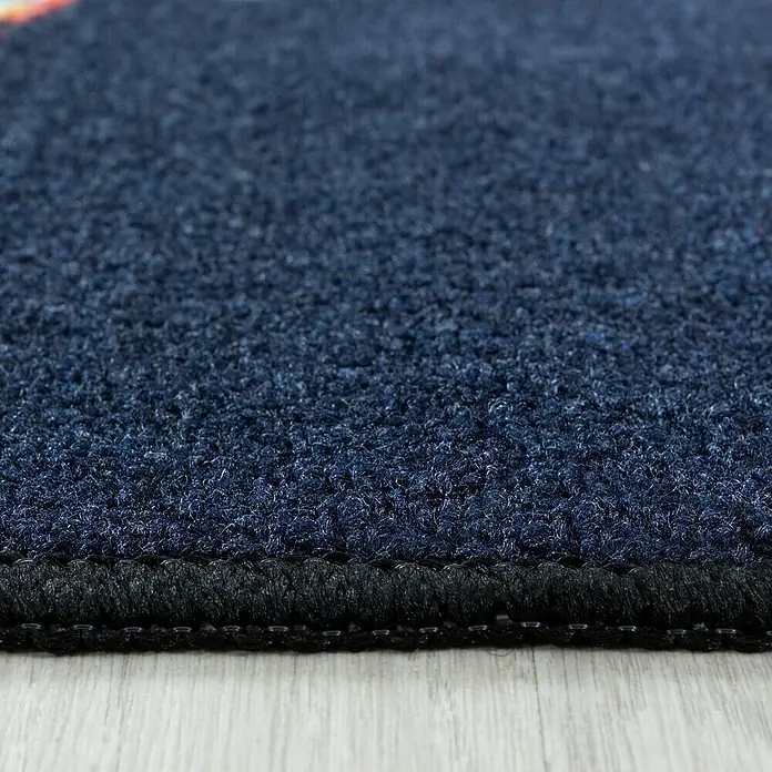 Kinderteppich Play 2910 - Navy, 150 x 100 cm, 100% Polyamide - Nahaufnahme eines dunkelblauen Teppichs mit schwarzer Umrandung, der eine weiche Textur und hochwertige Verarbeitung zeigt.