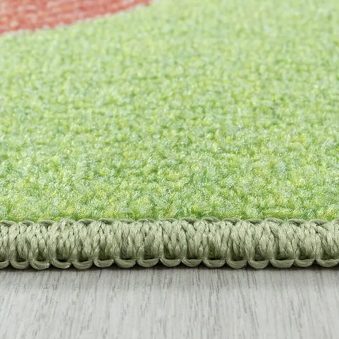 Kinderteppich Play 2902 - Grün, 200 x 140 cm, 100% Polyamide - Nahaufnahme eines Teppichs mit grüner Oberfläche und farbenfrohem Muster.