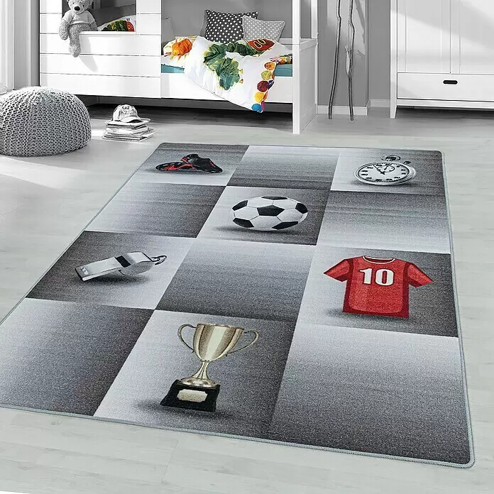 Kinderteppich Play 2906 - Grau, 230 x 160 cm, 100% Polyamide - Kinderteppich mit grauem Schachbrettmuster und verschiedenen Fußballillustrationen, auf hellem Holzboden platziert.