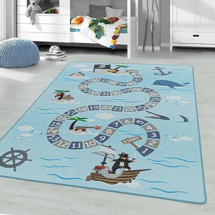 Kinderteppich Play 2908 - Blau, 230 x 160 cm, 100% Polyamide - Nahaufnahme eines hellblauen Kinderteppichs mit einem aufgedruckten Piraten-Brettspiel im Kinderzimmer.