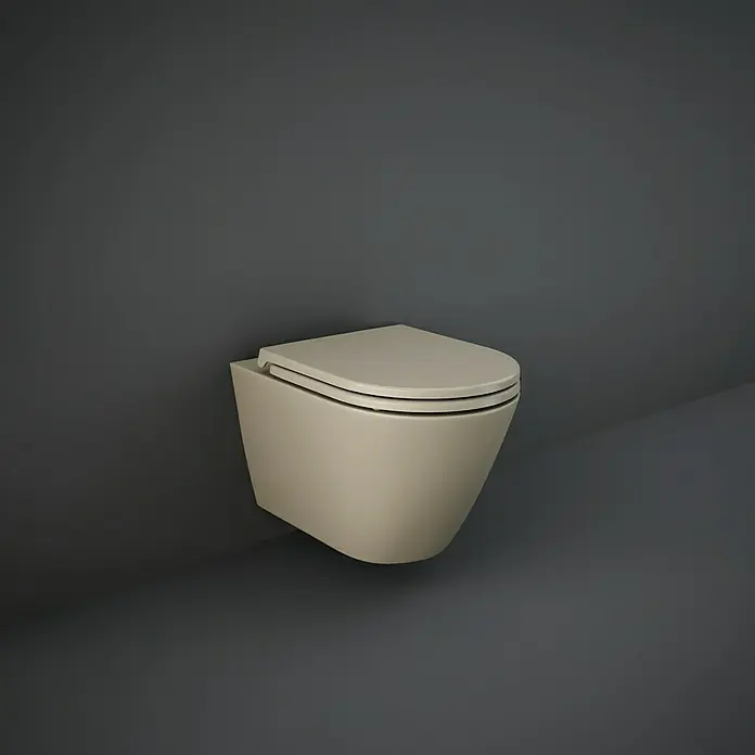 RAK Ceramics Feeling WC-Sitz - Duroplast, Cappuccino, Mit Absenkautomatik - Moderne, wandhängende Toilette in einem sanften Beigeton vor einem dunklen, neutralen Hintergrund. Ideal für ein stilvolles Badezimmerdesign.