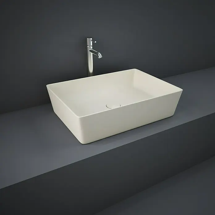 RAK Ceramics Feeling Aufsatzwaschbecken - 50 x 36 cm, Ohne Spezialglasur, Hahnloch: Ohne, Ohne Überlauf, Greige, Matt - Ein modernes, rechteckiges Aufsatzwaschbecken in Weiß, kombiniert mit einer eleganten Armatur. Perfekt für ein stilvolles Badezimmerdesign.