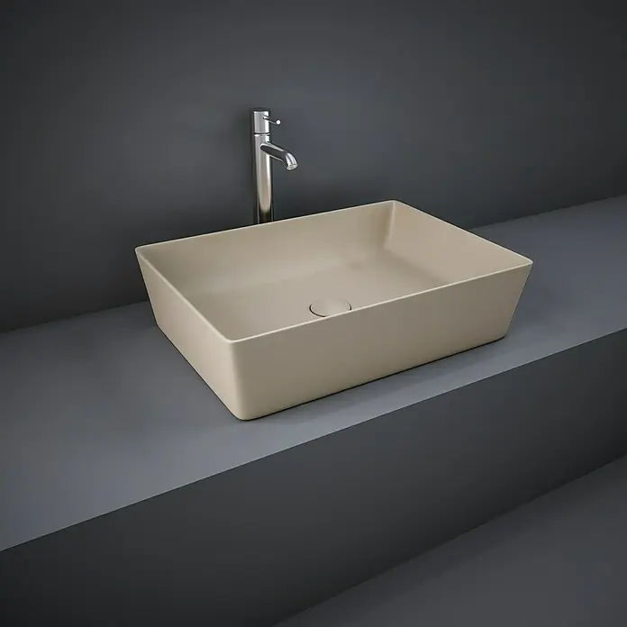 RAK Ceramics Feeling Aufsatzwaschbecken - 50 x 36 cm, Ohne Spezialglasur, Hahnloch: Ohne, Ohne Überlauf, Cappuccino, Matt - Elegantes Waschbecken in Beige mit modernem Chromhahn, stilvoll auf einer grauen Ablage präsentiert. Das schlichte Design verleiht jedem Badezimmer einen Hauch von Luxus.