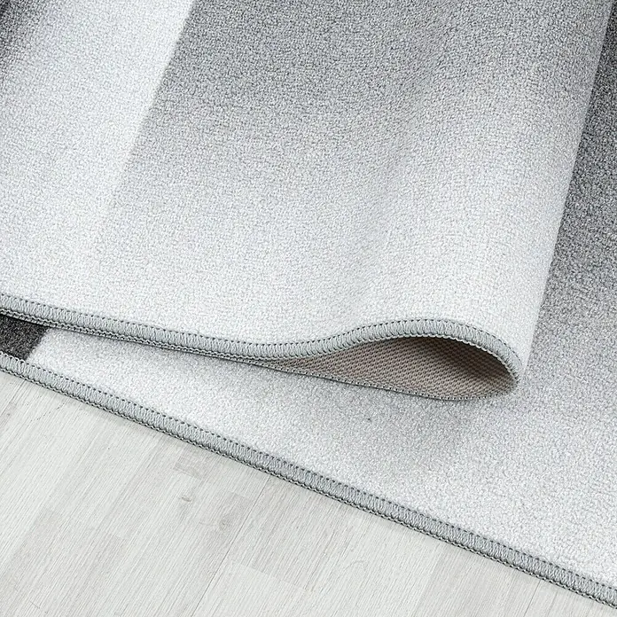 Kinderteppich Play 2906 - Grau, 230 x 160 cm, 100% Polyamide - Nahaufnahme eines modernen, grau abgestuften Teppichs mit sauberer Kante, ideal für minimalistische Einrichtungen.
