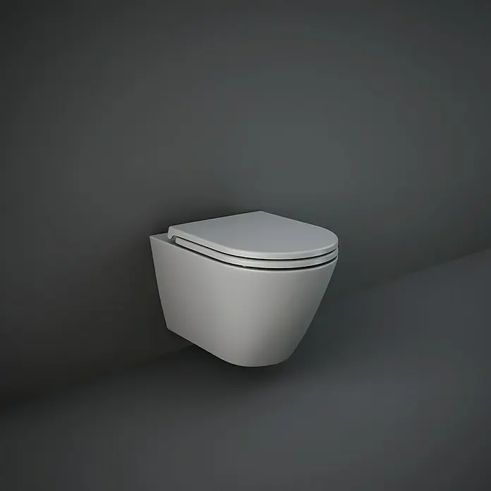 RAK Ceramics Feeling WC-Sitz - Duroplast, Grau, Mit Absenkautomatik - Nahaufnahme einer modernen, wandhängenden Toilette in einem minimalistischen Design, die Eleganz und Funktionalität vereint.