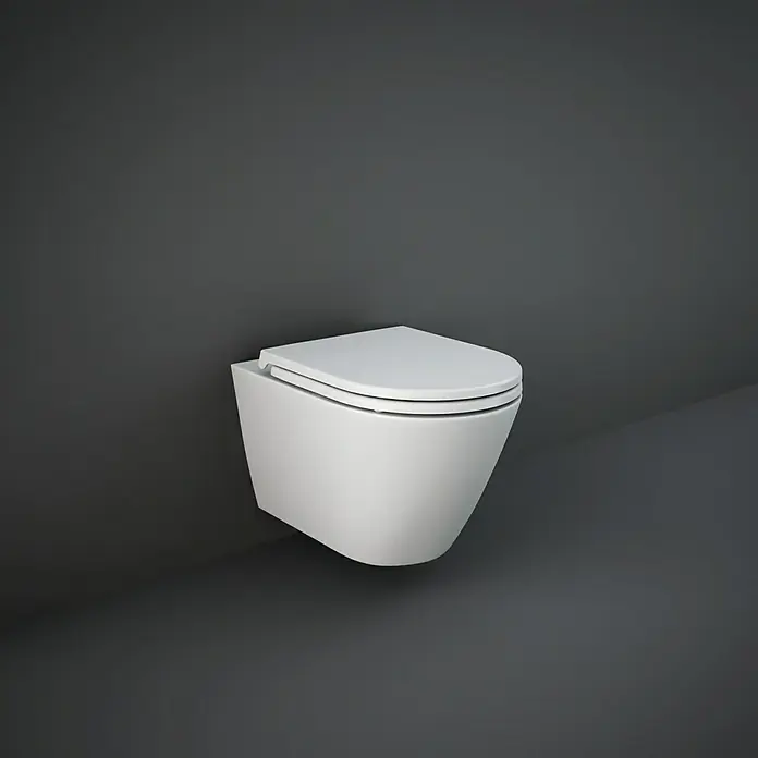 RAK Ceramics Feeling Wand-WC-Set - Komplettset, Spülrandlos, Ohne Spezialglasur, Spülform: Tief, WC Abgang: Waagerecht, Weiß - Elegante, wandhängende Toilette in Weiß. Das schlanke Design und die sauberen Linien machen sie zu einer stilvollen Ergänzung für jedes Badezimmer.