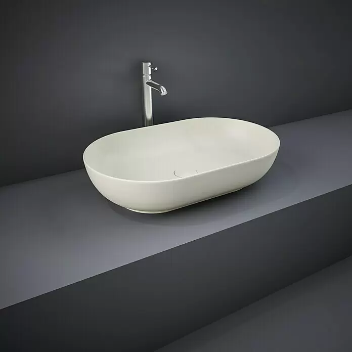 RAK Ceramics Feeling Aufsatzwaschbecken - 55 x 35 cm, Ohne Spezialglasur, Hahnloch: Ohne, Ohne Überlauf, Greige, Matt - Matte cremefarbene ovale Aufsatzwaschschale mit modernem Chromhahn.
