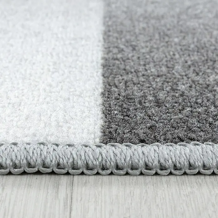 Kinderteppich Play 2906 - Grau, 230 x 160 cm, 100% Polyamide - Nahaufnahme eines grau-weiß gestreiften Teppichs mit detaillierter Bordüre, der die hochwertige Verarbeitung und das moderne Design hervorhebt.