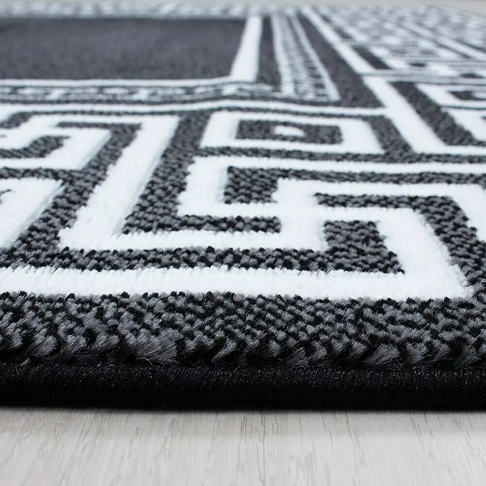Kurzflorteppich Parma 9340 - Schwarz, 290 x 200 cm, 100% Polypropylen - Nahaufnahme eines modernen Teppichs mit geometrischem Muster in Grau und Weiß, ideal für stilvolle Wohnräume.