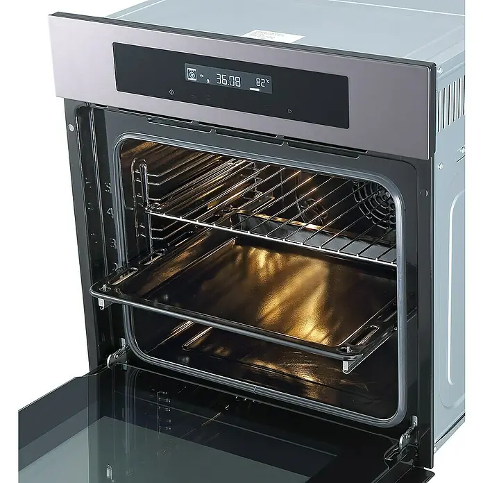 Respekta Premium Composición de cocina Amanda - Ancho: 310 cm, Blanco (campana negra), Con electrodomésticos - Un horno moderno con la puerta abierta, mostrando el interior, la rejilla y una bandeja para hornear. El panel de control es visible en la parte superior.