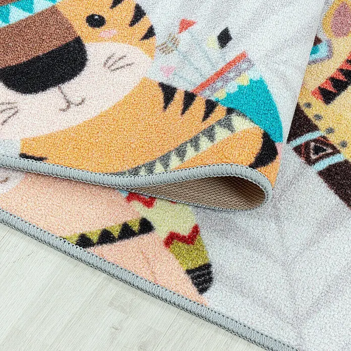 Kinderteppich Play 2903 - Grau, 120 x 80 cm, 100% Polyamide - Nahaufnahme eines Kinderteppichs mit Tiermotiven und verspielten Mustern, der für Kinderzimmer eine warme und einladende Atmosphäre schafft.