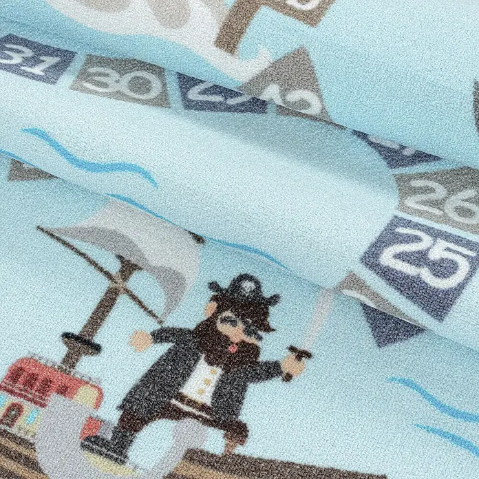 Kinderteppich Play 2908 - Blau, 230 x 160 cm, 100% Polyamide - Detailaufnahme eines Teppichs mit Piratenmotiv und Zahlen, ideal für Kinderzimmer. Der Teppich zeigt ein farbenfrohes Design auf hellblauem Grund.