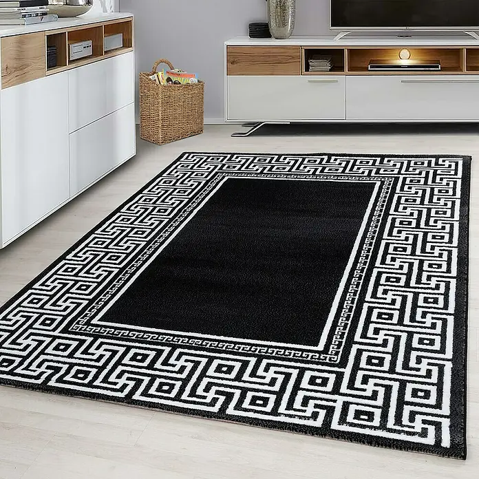 Kurzflorteppich Parma 9340 - Schwarz, 200 x 140 cm, 100 % Polypropylen - Ein rechteckiger, schwarzer Teppich mit weißem, griechisch inspiriertem Muster liegt auf einem hellen Holzboden.