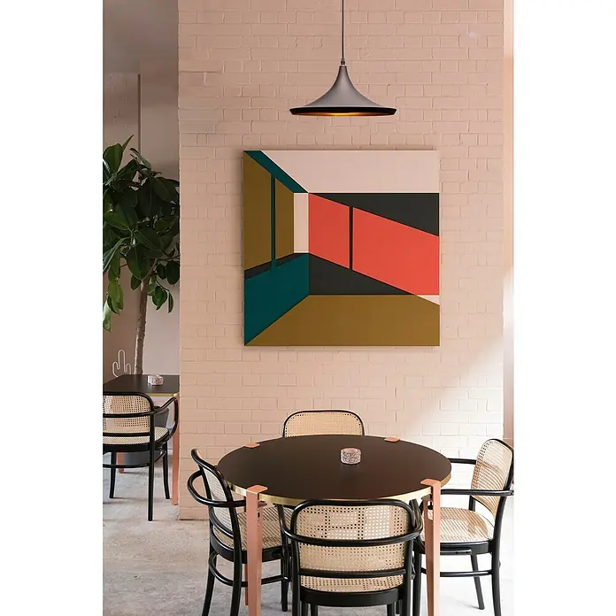 Alverlamp Lámpara colgante redonda circular Plana - 60 W, Ø x Al: 36 x 19 cm, Negro, Negro, E27 - Elegante restaurante con mesa redonda y sillas con detalles de ratán bajo una elegante lámpara colgante.
