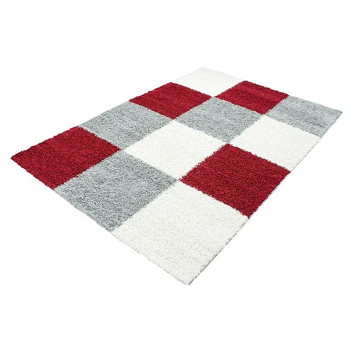 Hochflorteppich Life 1501 - Rot, 110 x 60 cm, 100% Polypropylen - Dieser Teppich hat ein Schachbrettmuster mit roten, grauen und weißen Quadraten. Er hat eine weiche, flauschige Textur und verleiht jedem Raum Wärme.