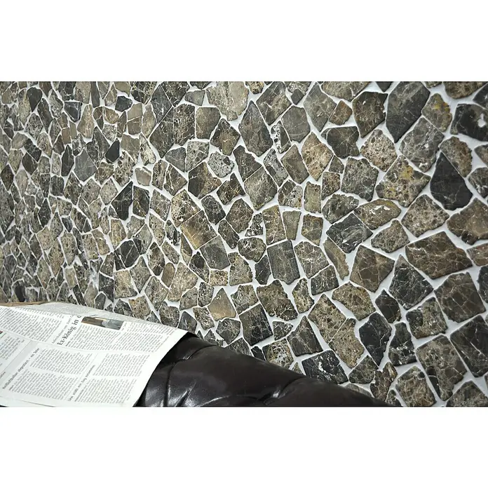 Mosaikfliese Uni CIOT 30/180KB - 30,5 x 30,5 cm, Braun, Matt - Wandmosaik aus Naturstein mit Zeitung auf Ledersessel. Die Steinmosaike haben eine natürlich wirkende Oberfläche für Innenraumgestaltung.
