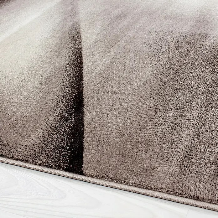 Kurzflorteppich Miami - Braun, 340 x 240 cm, 100 % Polypropylen - Nahaufnahme eines Teppichs mit einem abstrakten Design in neutralen Farben, der Textur und Tiefe zeigt.