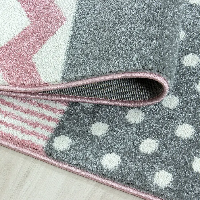 Kinderteppich Kids 0620Pink, 150 x 80 cm, 100% Polypropylen - Detailansicht eines gemusterten Teppichs mit rosa Akzenten, der eine weiche Textur und dekoratives Design zeigt.