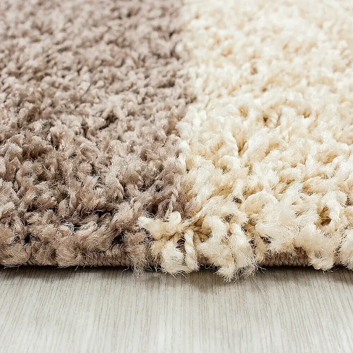 Hochflorteppich Life 1501Mocca, 150 x 80 cm, 100% Polypropylen - Nahaufnahme eines zweifarbigen Shaggy-Teppichs mit beigen und braunen Fasern, der eine weiche und einladende Textur zeigt.