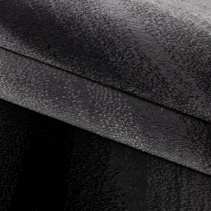 Kurzflorteppich Miami 6630 - Schwarz, 300 x 80 cm, 100% Polypropylen - Dunkelgrauer, strukturierter Stoff mit weicher, plüschiger Optik, gefaltet dargestellt.