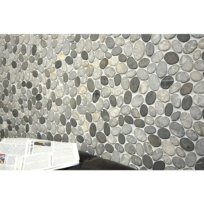 Mosaikfliese XKS INAS - 30,5 x 30,5 cm, Grau, Matt - Detailaufnahme einer Wand mit grauen Kieselsteinen verziert, die eine natürliche und elegante Textur erzeugen.