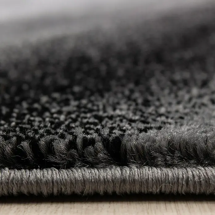 Kurzflorteppich Miami 6630 - Schwarz, 300 x 80 cm, 100% Polypropylen - Detailaufnahme eines grauen Teppichs, der die Textur und die Verarbeitung des Materials hervorhebt. Perfekt für ein gemütliches Zuhause.