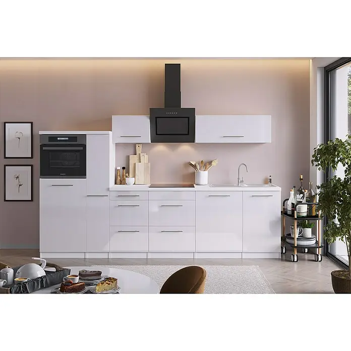 Respekta Premium Küchenzeile AmandaBreite: 310 cm, Weiß, Mit Elektrogeräten - Elegantes Küchendesign mit weißen Schränken, einer schwarzen Dunstabzugshaube und stilvollen Dekorationen für ein modernes Ambiente.
