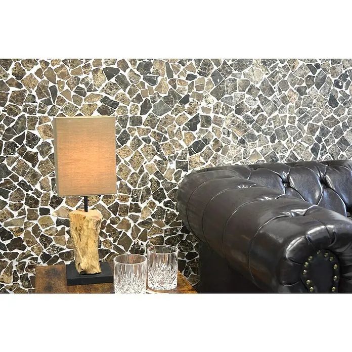 Mosaikfliese Uni CIOT 30/180KB - 30,5 x 30,5 cm, Braun, Matt - Detailaufnahme eines stilvollen Interieurs mit einer dekorativen Lampe und edlen Gläsern vor einer Mosaikwand.