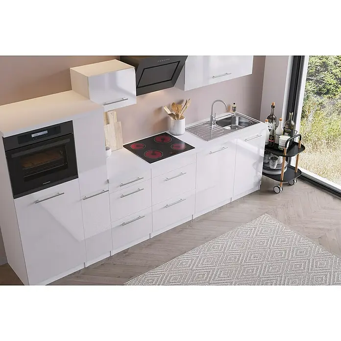 Respekta Premium Küchenzeile AmandaBreite: 310 cm, Weiß, Mit Elektrogeräten - Elegante Küche mit weißen Schränken, schwarzem Herd und Dunstabzugshaube, die ein modernes und stilvolles Design präsentiert.