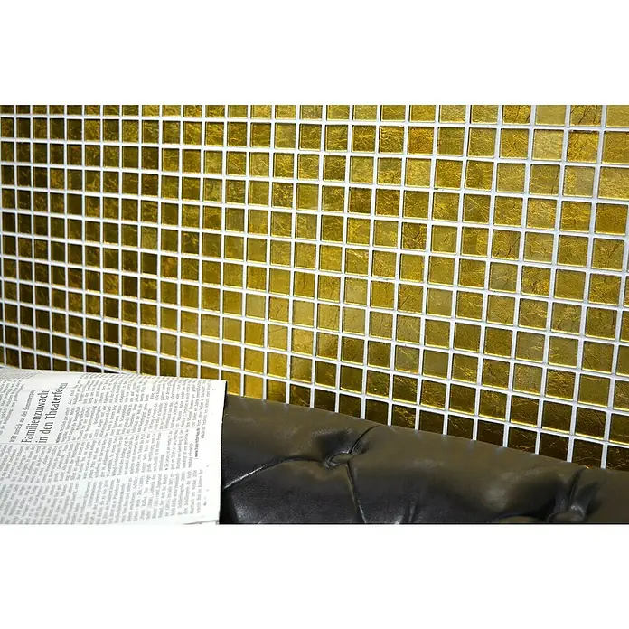Mosaikfliese Quadrat Crystal Uni CM 4GO10 - 30 x 30 cm, Gold, Glänzend - Nahaufnahme einer Wand verziert mit goldenen Mosaikfliesen, die ein luxuriöses und glänzendes Erscheinungsbild bieten.