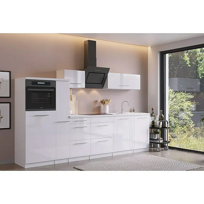 Respekta Premium Composición de cocina Amanda - Ancho: 310 cm, Blanco (campana negra), Con electrodomésticos - Cocina moderna y luminosa con frentes blancos brillantes, una campana extractora y un elegante carrito de servicio junto a la ventana.