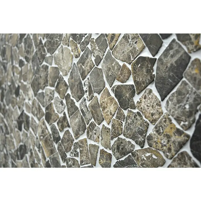 Mosaikfliese Uni CIOT 30/180KB - 30,5 x 30,5 cm, Braun, Matt - Nahaufnahme einer Wand, die mit unregelmäßigen, dunklen Steinmosaiken verziert ist, die ein rustikales und elegantes Erscheinungsbild verleihen.